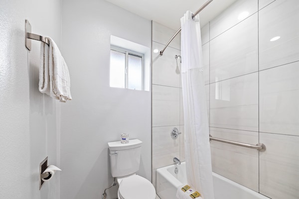 Foto van 1 kingsize bed | Rookvrij, Minikoelkast - Vakantiehuis in Oceanside - BathRoom