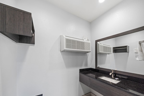 Foto van 1 kingsize bed | Rookvrij, Minikoelkast - Vakantiehuis in Oceanside - BathRoom
