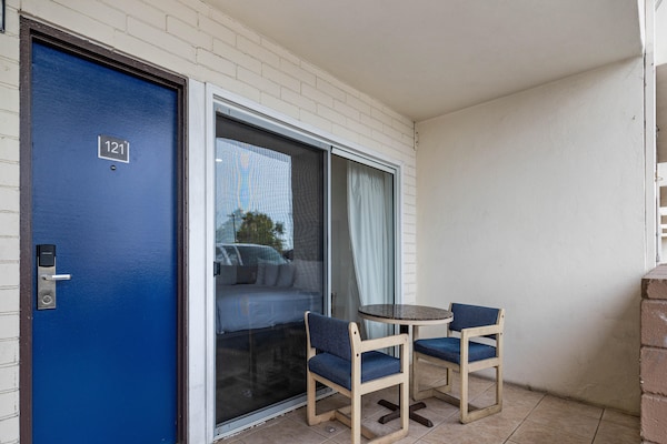 Foto van 1 kingsize bed | Rookvrij, Minikoelkast - Vakantiehuis in Oceanside - TerraceBalcony
