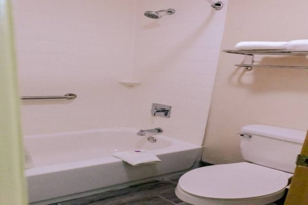 Foto van 2 tweepersoonsbedden | Niet-roken, koelkast - Vakantiehuis in Nacogdoches - BathRoom