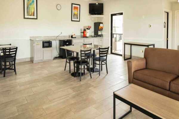 Foto van 2 tweepersoonsbedden | Niet-roken, koelkast - Vakantiehuis in Nacogdoches - FloorPlan