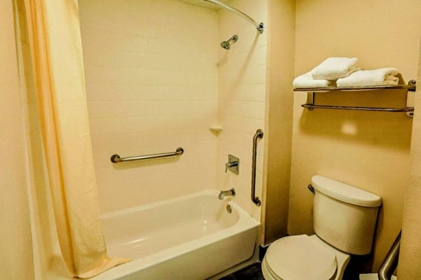 Foto van 2 tweepersoonsbedden | Roken aanwezig - Vakantiehuis in Nacogdoches - BathRoom