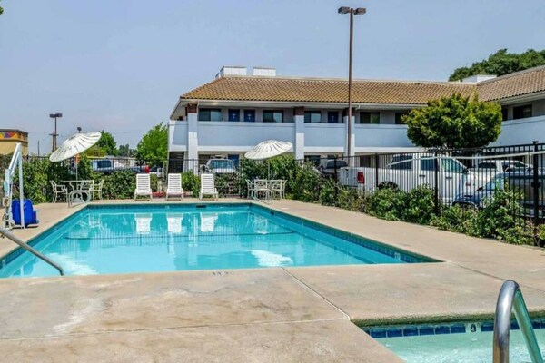 Foto van 2 tweepersoonsbedden (queensize) | Rookvrij - Vakantiehuis in OAKDALE - Pool