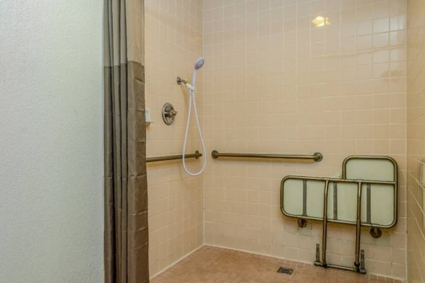 Foto van 1 kingsize bed | Rookvrij, Keuken - Vakantiehuis in OAKDALE - Facilities