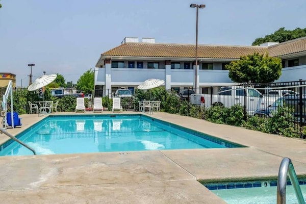 Foto van 2 tweepersoonsbedden | Rookvrij, Keuken - Vakantiehuis in OAKDALE - Pool