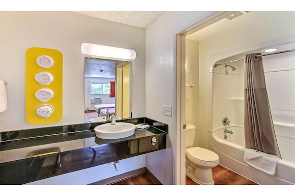 Foto van 1 Volledig Bed | Mobil Acc Tub Ns Micfridge - Vakantiehuis in San Jose CA - BathRoom