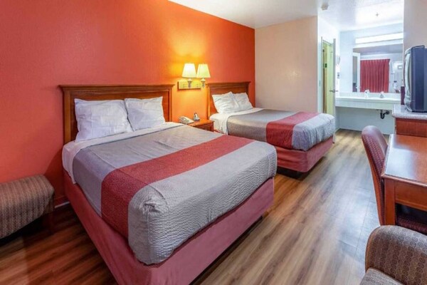 Foto van 2 Queensize Bedden | Roken - Vakantiehuis in Stockton - BedRoom