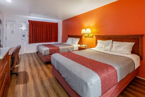 Foto van 2 Queensize Bedden | Roken - Vakantiehuis in Stockton - BedRoom