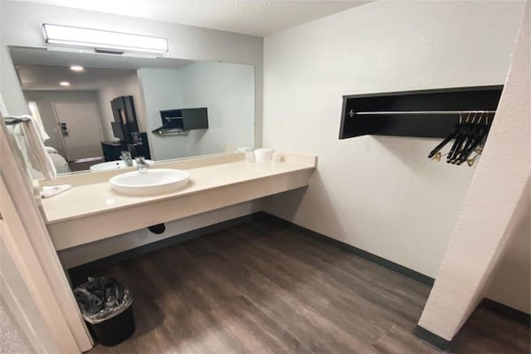 Foto van 1 kingsize bed | Rookvrij, Keuken - Vakantiehuis in West Sacramento - Facilities