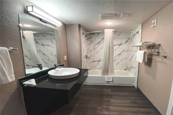 Foto van 1 kingsize bed | Rookvrij, Keuken - Vakantiehuis in West Sacramento - Facilities