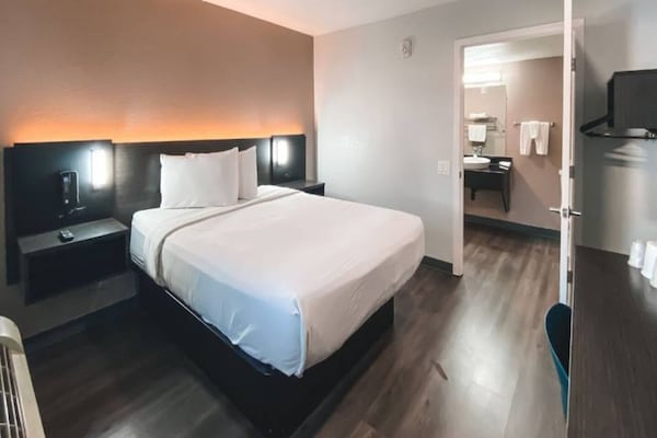 Foto van 1 kingsize bed | Rookvrij, Keuken - Vakantiehuis in West Sacramento - Facilities