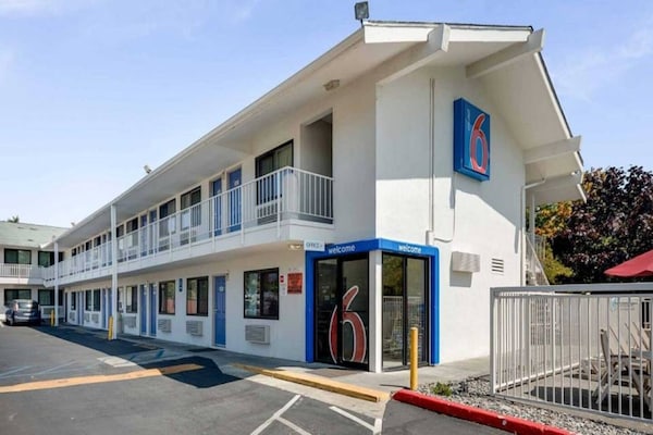 Foto van 1 Queensize Kamer, Gratis Wifi - Vakantiehuis in Bellingham - ExteriorSummer