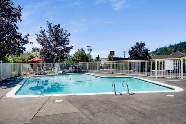 Foto van 1 Queensize Kamer, Gratis Wifi - Vakantiehuis in Bellingham - Pool