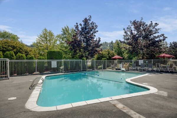 Foto van 1 Queensize Kamer, Gratis Wifi - Vakantiehuis in Bellingham - Pool