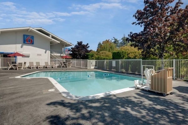 Foto van 1 Queensize Kamer, Gratis Wifi - Vakantiehuis in Bellingham - Pool