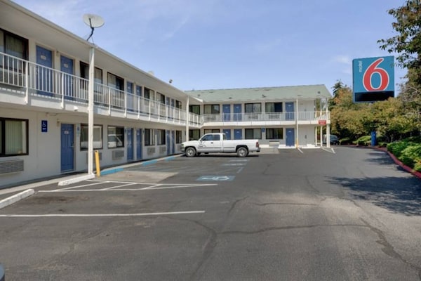 Foto van 1 Queensize Kamer, Gratis Wifi - Vakantiehuis in Bellingham - ExteriorSummer