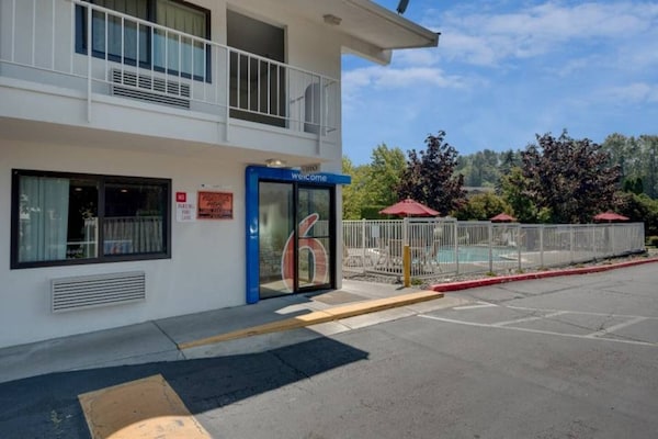 Foto van 1 Queensize Kamer, Gratis Wifi - Vakantiehuis in Bellingham - ExteriorSummer