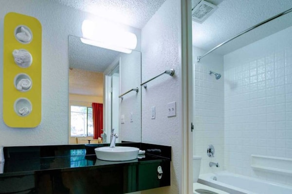 Foto van 2 tweepersoonsbedden | Micfridge - Vakantiehuis in Seattle - BathRoom
