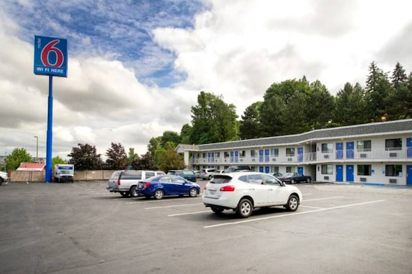 Foto van 2 tweepersoonsbedden | Micfridge - Vakantiehuis in Seattle - Facilities