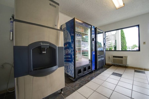 Foto van 2 tweepersoonsbedden | Micfridge - Vakantiehuis in Seattle - FloorPlan