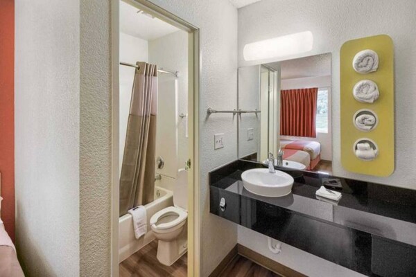 Foto van 1 tweepersoonsbed | Rookvrij - Vakantiehuis in Everett - BathRoom
