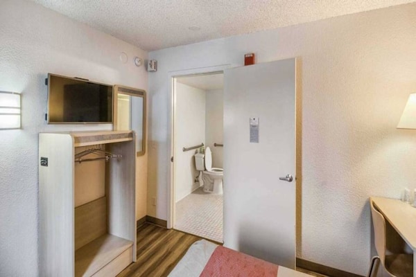 Foto van 2 tweepersoonsbedden | Koelkast - Vakantiehuis in Everett - BedRoom