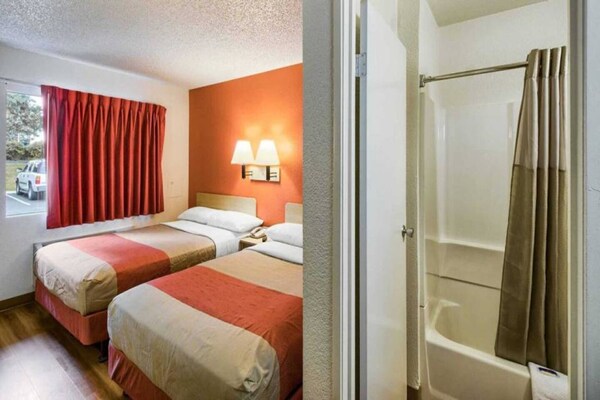 Foto van 2 tweepersoonsbedden | Koelkast - Vakantiehuis in Everett - BedRoom
