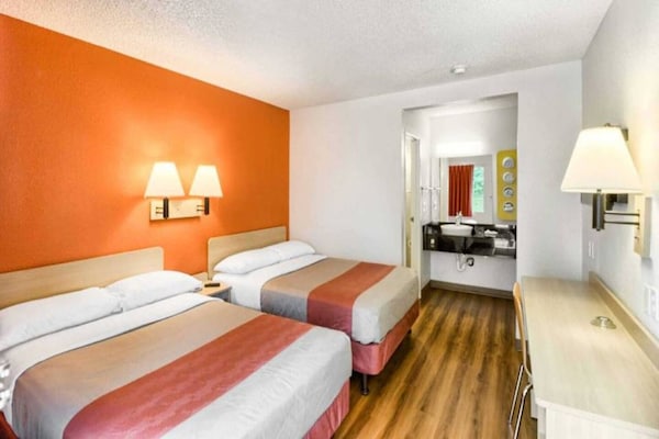 Foto van 2 tweepersoonsbedden | Koelkast - Vakantiehuis in Everett - BedRoom