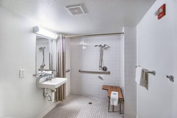 Foto van 2 tweepersoonsbedden | Koelkast - Vakantiehuis in Everett - Facilities