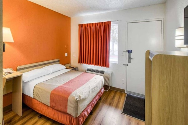 Foto van 1 tweepersoonsbed | Douche conform ADA/RI-normen - Vakantiehuis in Everett - BedRoom