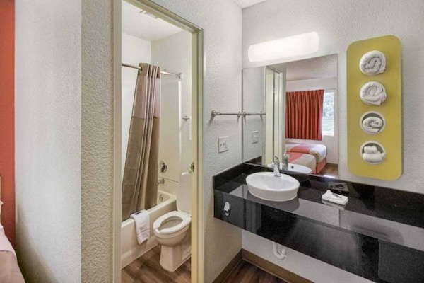 Foto van 1 tweepersoonsbed | Douche conform ADA/RI-normen - Vakantiehuis in Everett - BathRoom