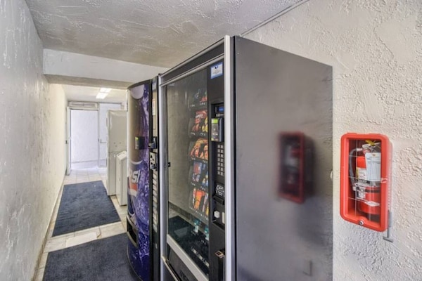 Foto van 1 tweepersoonsbed | Douche conform ADA/RI-normen - Vakantiehuis in Everett - FloorPlan