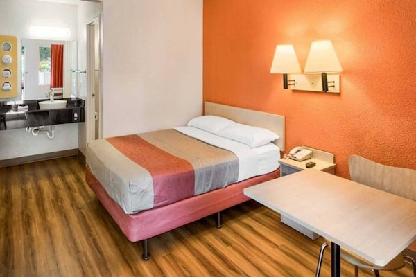 Foto van 1 tweepersoonsbed | Douche conform ADA/RI-normen - Vakantiehuis in Everett - BedRoom