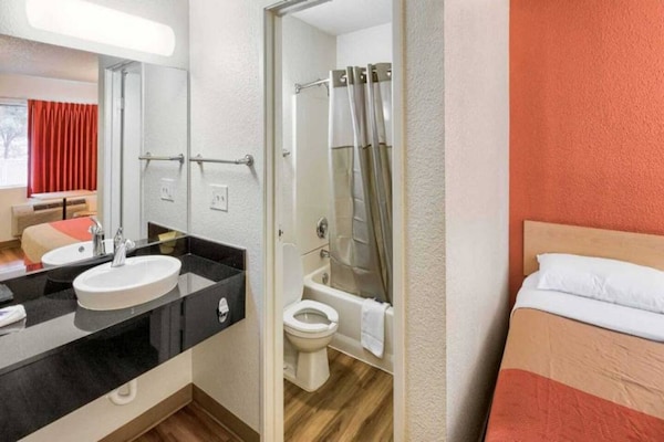 Foto van 1 tweepersoonsbed | Douche conform ADA/RI-normen - Vakantiehuis in Everett - BedRoom