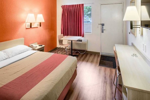Foto van 1 tweepersoonsbed | Douche conform ADA/RI-normen - Vakantiehuis in Everett - BedRoom