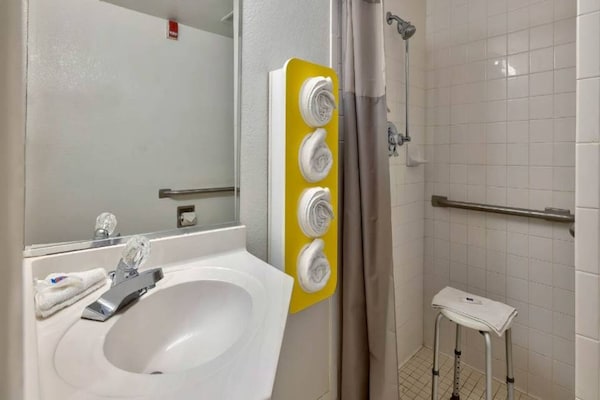 Foto van 1 kingsize bed met koelkast | Santa Rosa, NM - Vakantiehuis in Santa Rosa NM - BathRoom