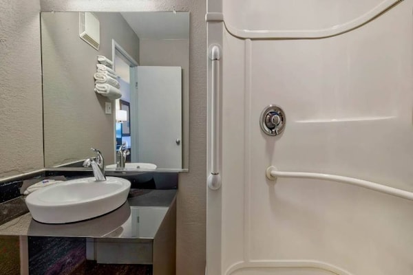 Foto van 1 kingsize bed met koelkast | Santa Rosa, NM - Vakantiehuis in Santa Rosa NM - BathRoom
