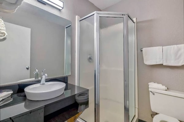 Foto van 1 kingsize bed met koelkast | Santa Rosa, NM - Vakantiehuis in Santa Rosa NM - BathRoom