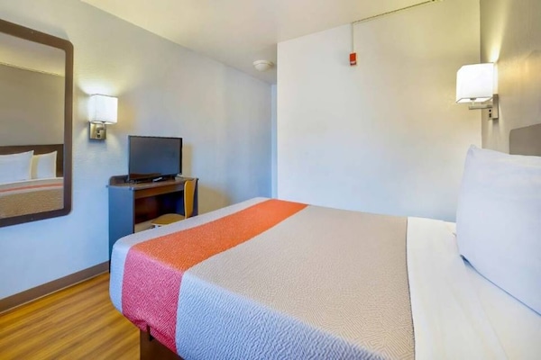 Foto van 1 kingsize bed met koelkast | Santa Rosa, NM - Vakantiehuis in Santa Rosa NM - BedRoom