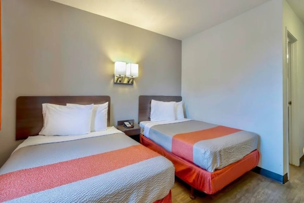 Foto van 2 tweepersoonsbedden | Koelkast - Vakantiehuis in Santa Rosa NM - BedRoom