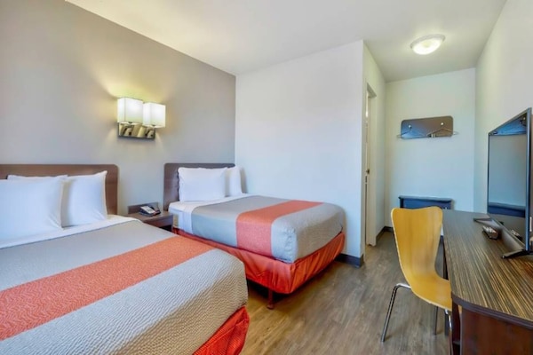 Foto van 2 tweepersoonsbedden | Koelkast - Vakantiehuis in Santa Rosa NM - BedRoom