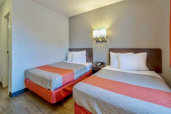 Foto van 2 tweepersoonsbedden | Koelkast - Vakantiehuis in Santa Rosa NM - BedRoom