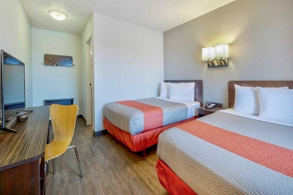 Foto van 2 tweepersoonsbedden | Koelkast - Vakantiehuis in Santa Rosa NM - BedRoom
