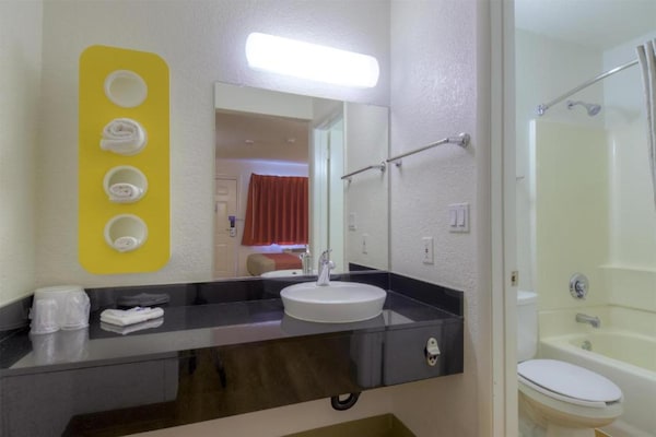 Foto van 2 tweepersoonsbedden | Toegankelijk voor mindervaliden | Douche - BathRoom