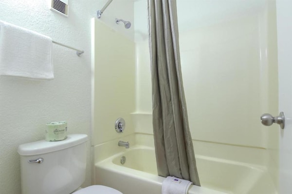 Foto van 2 tweepersoonsbedden | Toegankelijk voor mindervaliden | Douche - BathRoom