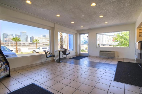 Foto van 2 tweepersoonsbedden | Toegankelijk voor mindervaliden | Douche - HallReception