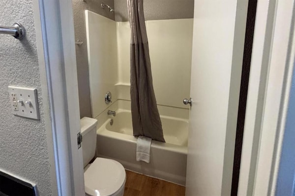 Foto van 2 tweepersoonsbedden (queensize) | Roken toegestaan - BathRoom