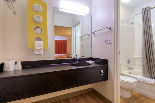 Foto van 2 tweepersoonsbedden (queensize) | Roken toegestaan - BathRoom