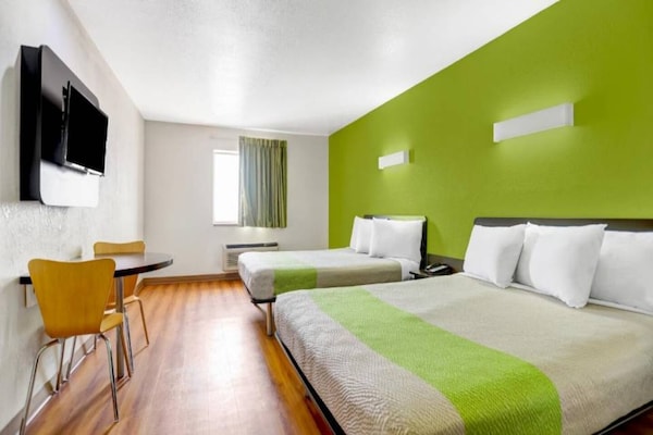 Foto van 2 tweepersoonsbedden (queensize) | Niet-roken, koelkast (Micfridge) - BedRoom