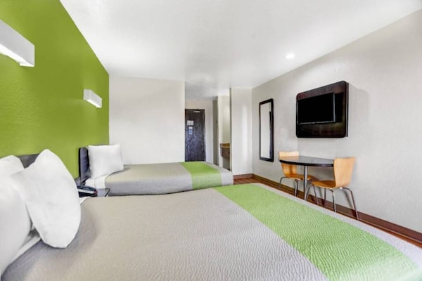 Foto van 2 tweepersoonsbedden (queensize) | Niet-roken, koelkast (Micfridge) - BedRoom